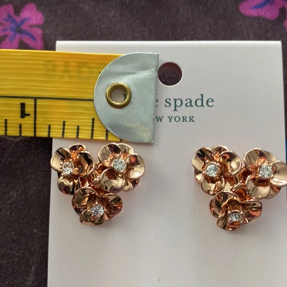 KATE SPADE floral pierced NWT GOLD AND GEM floral DESIGNER EARRINGS.